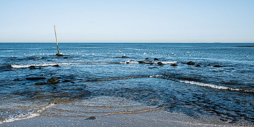 Meerblick mit Wellenbrecher vom Strand von Scheveningen von MICHEL WETTSTEIN
