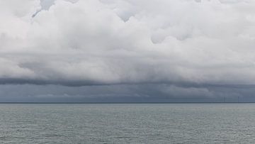 Wolken boven zee van Dick Doorduin