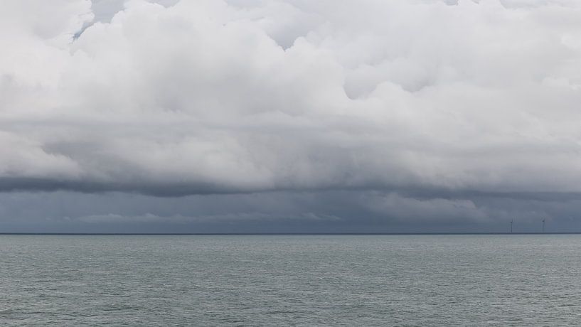 Wolken boven zee van Dick Doorduin