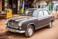 oude auto op een zandweg in Kampala Uganda van Eric van Nieuwland thumbnail