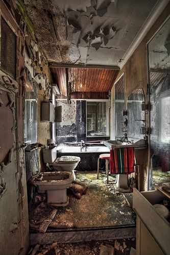 Urbex bathroom in severe disrepair