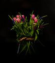 Nature morte d'un vase avec des tulipes rouges et violettes par ChrisWillemsen Aperçu
