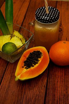Tropische limonade met ananas, limoen, papaya en sinaasappel