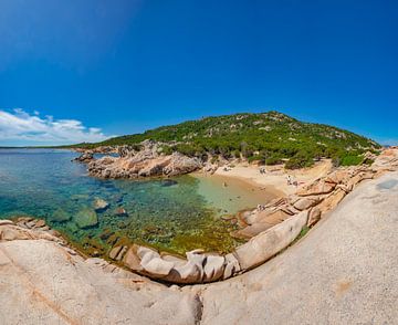 Een beschut strandje aan de rots kust van Punta Molara, San Teodoro, Sardinia, Italië van Rene van der Meer