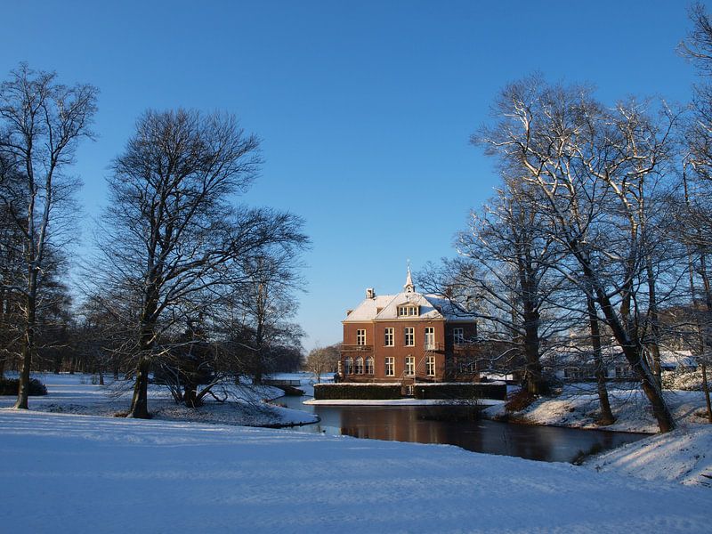 Hoekelum Schloss im Schnee (Ede, Niederlande) von Ben Nijenhuis