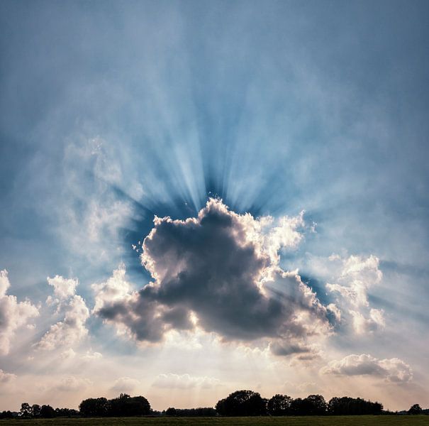 Sonnenstrahlen hinter einer Wolke, Laag-Keppel ,Gelderland, Holland, Niederlande von Rene van der Meer