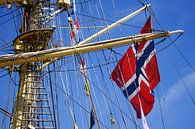 Detail van Zeiljacht met Noorse vlag tegen strak blauwe lucht by Alice Berkien-van Mil thumbnail