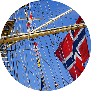 Detail van Zeiljacht met Noorse vlag tegen strak blauwe lucht van Alice Berkien-van Mil