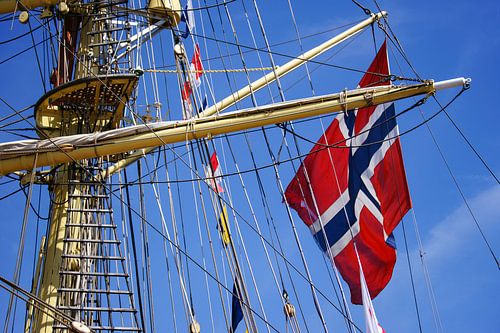 Detail van Zeiljacht met Noorse vlag tegen strak blauwe lucht