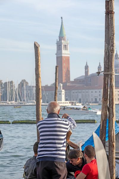 Venise - Gondolier devant la place Saint-Marc par t.ART