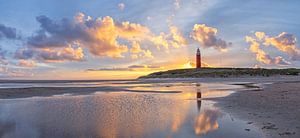 Zonsopkomst bij de Texelse vuurtoren. van Justin Sinner Pictures ( Fotograaf op Texel)