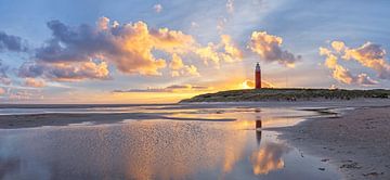 Sonnenaufgang am Texeler Leuchtturm. von Justin Sinner Pictures ( Fotograaf op Texel)