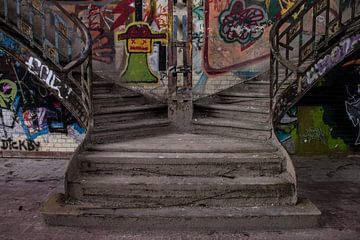 Verlaten fabriek met graffiti en monumentale trap van SRF