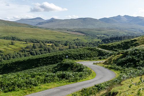 Straße in einem Bergtal in Schottland