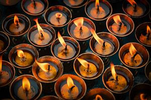 Lumières de dévotion dans un temple à Katmandou, au Népal.