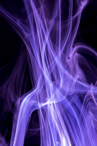 Paarse wierook op een zwarte achtergrond