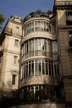 Runde Struktur zwischen Gebäuden | Paris | Frankreich Reisefotografie von Dohi Media