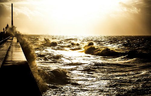 Golven bij de pier van Le Havre