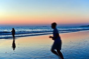 Strandläufer bei Sonnenuntergang in Novo Sancti Petri