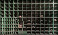 Armoire de stockage dans une usine par Olivier Photography Aperçu