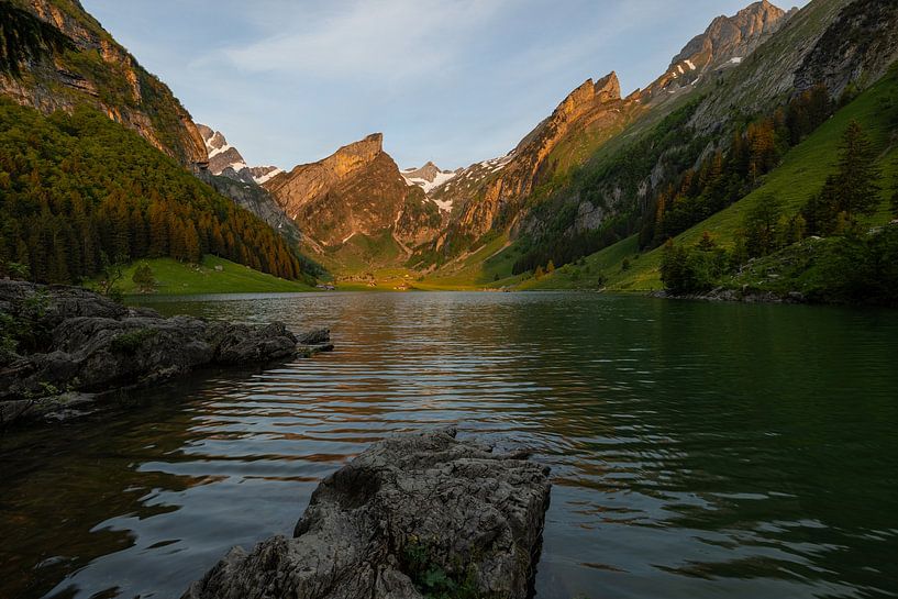 Lever de soleil sur le lac Seealpsee - Le Säntis dans la lumière dorée du matin par Runawayphill