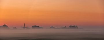 Panoramafoto platteland op een miste ochtend 2 van Percy's fotografie