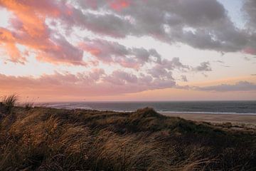 Pastelkleurige zonsondergang bij de duinen in Ouddorp van Yvette Baur