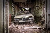 Oude auto in vervallen garage van Inge van den Brande thumbnail