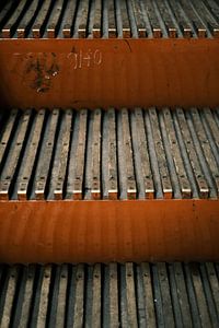 Nahaufnahme Industrielle U-Bahn-Rolltreppe | Antwerpen, Belgien | Straßenfotografie