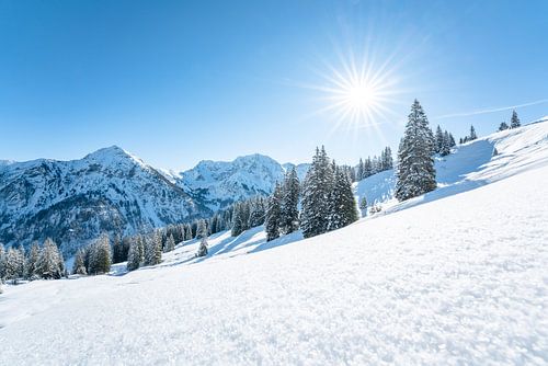 Zonnig uitzicht in de winter in de Allgäu en zijn berglandschap