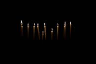 Licht in der Dunkelheit | Kerzen in der Dunkelheit von Ratna Bosch Miniaturansicht