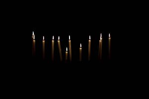 Licht in der Dunkelheit | Kerzen in der Dunkelheit von Ratna Bosch