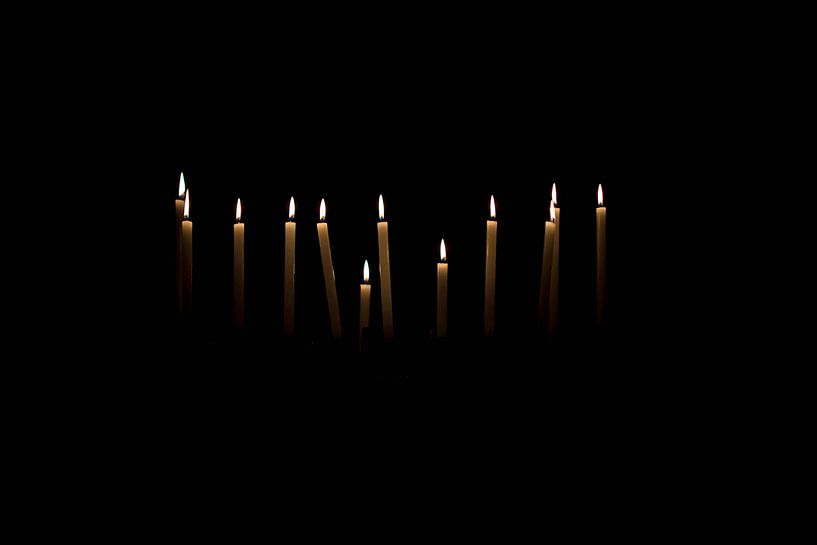 Licht in de duisternis | Kaarsen in het donker van Ratna Bosch