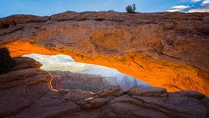 Natuurlijke brug in CanyonLands Nationaal Park van Samantha Schoenmakers