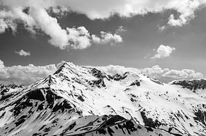 Verschneite Berggipfel in den österreichischen Alpen in der Nähe des Großglockners