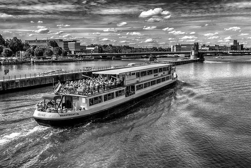 Rondvaartboot by Leo Langen