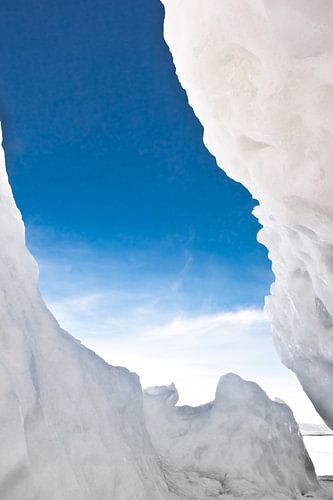 IJsspleet en de lucht in hummocks op het Baikalmeer