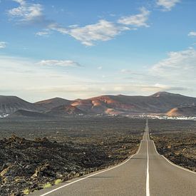 Route à travers les champs de lave à Lanzarote sur Michael Valjak