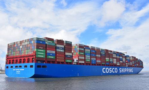 Gestapeltes Containerschiff fährt ab