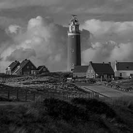 Texel-Leuchtturm in schwarz-weiß von Michel Knikker