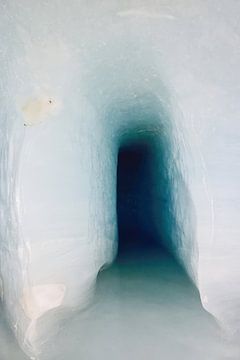 Un tunnel sombre dans la glace sur Frank's Awesome Travels