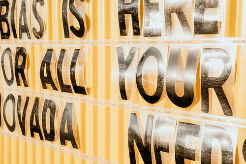 Geel uithangbord bij een Mexicaans restaurant