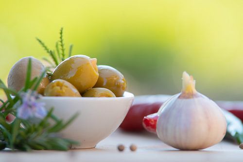 Des olives fraîches sur la table