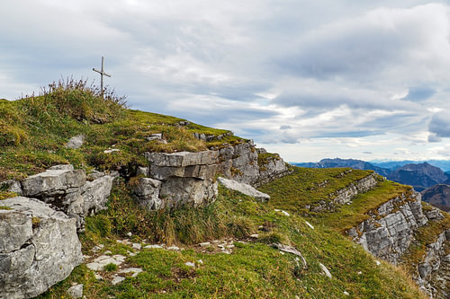 Indrukwekkende bergfoto van de Kotzen in Hinterriß - een krachtig alpenlandschap gekenmerkt door rotsen, bos en een heldere Karwendelsfeer. Perfect voor iedereen die van authentieke bergnatuur houdt.