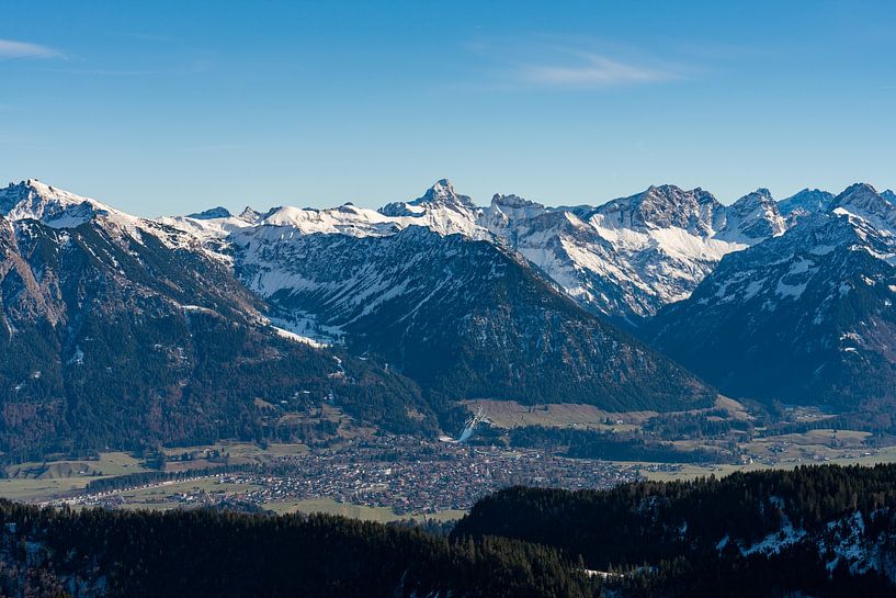 Herfstuitzicht van Oberstdorf met de Hochvogel op de achtergrond van Leo Schindzielorz