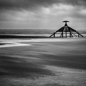 De kaap op het strand van Vlieland tijdens een regenachtige dag van Hans de Waay