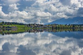 Spiegel der Stille – Frühling am Hopfensee von Walter G. Allgöwer