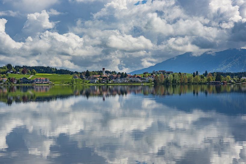 Spiegel der Stille – Frühling am Hopfensee von Walter G. Allgöwer