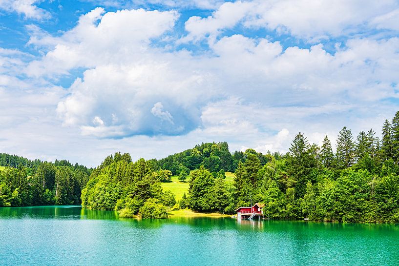 Rotes Holzhaus mit Badesteg am Forggensee bei Füssen von Rico Ködder