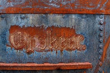 OPSKEER Denim blue barrel with Rust brown letters by Alice Berkien-van Mil